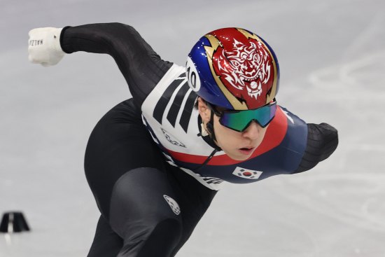 황대헌(강원도청)이 2026 밀라노·코르티나 동계올림픽 남자 1500m에서 은메달을 차지했다. 황대헌은 15일 이탈리아 밀라노 아이스스케이팅 아레나에서 열린 대회 쇼트트랙 남자 1500m 결승에서 2분12초304을 기록하면서 총 9명 중 두 번째로 결승선을 통과했다. 4년 전인 2022 베이징 올림픽에서 이 종목 금메달을 획득했던 황대헌은 대회 2연패는 이루지 못했으나 은메달을 목에 거는 것으로 자신과 한국 쇼트트랙의 자존심을 지켰다. 황대헌은 올림픽 통산 네 번째 메달을 손에 쥐게 됐다. 황대헌은 2018 평창 동계올림픽에서 남자 500m 은메달을 거머쥐었다. 4년 전인 베이징 올림픽에선 남자 1500m 금메달, 남자 5000m 계주 은메달을 수확했다. 한국 쇼트트랙 대표로 한 번 나가기도 어렵다는 올림픽을 세 번째 출전했고 주종목 1500m에서 은메달을 추가했다. 연합뉴스