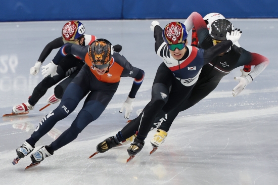 황대헌(강원도청)이 2026 밀라노·코르티나 동계올림픽 남자 1500m에서 은메달을 차지했다. 황대헌은 15일 이탈리아 밀라노 아이스스케이팅 아레나에서 열린 대회 쇼트트랙 남자 1500m 결승에서 2분12초304을 기록하면서 총 9명 중 두 번째로 결승선을 통과했다. 4년 전인 2022 베이징 올림픽에서 이 종목 금메달을 획득했던 황대헌은 대회 2연패는 이루지 못했으나 은메달을 목에 거는 것으로 자신과 한국 쇼트트랙의 자존심을 지켰다. 황대헌은 올림픽 통산 네 번째 메달을 손에 쥐게 됐다. 황대헌은 2018 평창 동계올림픽에서 남자 500m 은메달을 거머쥐었다. 4년 전인 베이징 올림픽에선 남자 1500m 금메달, 남자 5000m 계주 은메달을 수확했다. 한국 쇼트트랙 대표로 한 번 나가기도 어렵다는 올림픽을 세 번째 출전했고 주종목 1500m에서 은메달을 추가했다. 연합뉴스