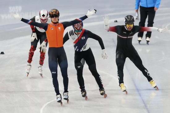 황대헌(강원도청)이 2026 밀라노·코르티나 동계올림픽 남자 1500m에서 은메달을 차지했다. 황대헌은 15일 이탈리아 밀라노 아이스스케이팅 아레나에서 열린 대회 쇼트트랙 남자 1500m 결승에서 2분12초304을 기록하면서 총 9명 중 두 번째로 결승선을 통과했다. 4년 전인 2022 베이징 올림픽에서 이 종목 금메달을 획득했던 황대헌은 대회 2연패는 이루지 못했으나 은메달을 목에 거는 것으로 자신과 한국 쇼트트랙의 자존심을 지켰다. 황대헌은 올림픽 통산 네 번째 메달을 손에 쥐게 됐다. 황대헌은 2018 평창 동계올림픽에서 남자 500m 은메달을 거머쥐었다. 4년 전인 베이징 올림픽에선 남자 1500m 금메달, 남자 5000m 계주 은메달을 수확했다. 한국 쇼트트랙 대표로 한 번 나가기도 어렵다는 올림픽을 세 번째 출전했고 주종목 1500m에서 은메달을 추가했다. 연합뉴스