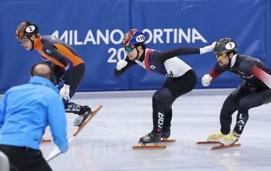 2018 평창 대회 남자 500m 은메달을 거머쥔 황대헌은 베이징 대회 남자 1500m 금메달, 남자 5000m 계주 은메달을 수확했고, 밀라노 대회 1500m에서도 메달을 챙겼다.