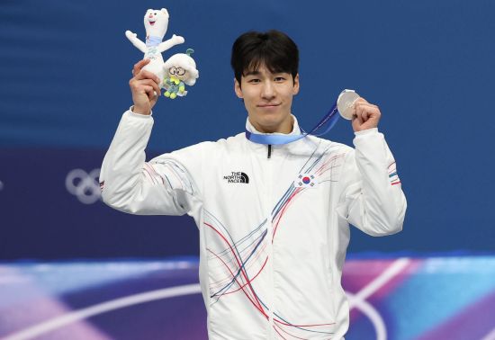 2018 평창 대회 남자 500m 은메달을 거머쥔 황대헌은 베이징 대회 남자 1500m 금메달, 남자 5000m 계주 은메달을 수확했고, 밀라노 대회 1500m에서도 메달을 챙겼다.