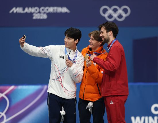 2018 평창 대회 남자 500m 은메달을 거머쥔 황대헌은 베이징 대회 남자 1500m 금메달, 남자 5000m 계주 은메달을 수확했고, 밀라노 대회 1500m에서도 메달을 챙겼다.