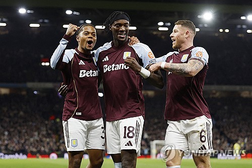  한국 축구의 기대주 박승수(18)가 오랜만에 벤치 명단에 이름을 올린 가운데 판정 시비를 실력으로 잠재운 뉴캐슬이 잉글랜드축구협회(FA)컵 5라운드 티켓을 거머쥐었다.  에디 하우 감독이 이끄는 뉴캐슬은 15일(한국시간) 영국 버밍엄의 빌라 파크에서 열린 2025-2026시즌 FA컵 4라운드(32강) 원정 경기에서 애스턴 빌라를 3-1로 꺾었다. 연합뉴스