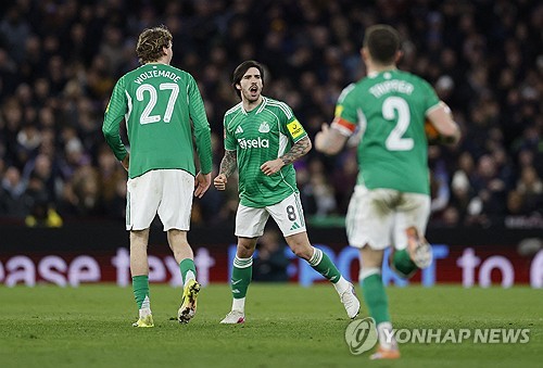 한국 축구의 기대주 박승수(18)가 오랜만에 벤치 명단에 이름을 올린 가운데 판정 시비를 실력으로 잠재운 뉴캐슬이 잉글랜드축구협회(FA)컵 5라운드 티켓을 거머쥐었다.  에디 하우 감독이 이끄는 뉴캐슬은 15일(한국시간) 영국 버밍엄의 빌라 파크에서 열린 2025-2026시즌 FA컵 4라운드(32강) 원정 경기에서 애스턴 빌라를 3-1로 꺾었다. 연합뉴스