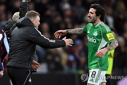  한국 축구의 기대주 박승수(18)가 오랜만에 벤치 명단에 이름을 올린 가운데 판정 시비를 실력으로 잠재운 뉴캐슬이 잉글랜드축구협회(FA)컵 5라운드 티켓을 거머쥐었다.  에디 하우 감독이 이끄는 뉴캐슬은 15일(한국시간) 영국 버밍엄의 빌라 파크에서 열린 2025-2026시즌 FA컵 4라운드(32강) 원정 경기에서 애스턴 빌라를 3-1로 꺾었다. 연합뉴스
