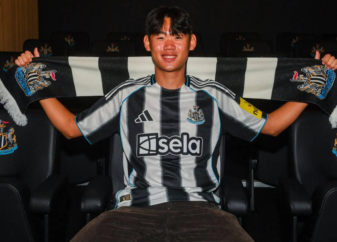  한국 축구의 기대주 박승수(18)가 오랜만에 벤치 명단에 이름을 올린 가운데 판정 시비를 실력으로 잠재운 뉴캐슬이 잉글랜드축구협회(FA)컵 5라운드 티켓을 거머쥐었다.  에디 하우 감독이 이끄는 뉴캐슬은 15일(한국시간) 영국 버밍엄의 빌라 파크에서 열린 2025-2026시즌 FA컵 4라운드(32강) 원정 경기에서 애스턴 빌라를 3-1로 꺾었다. 뉴캐슬