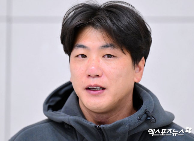 SSG 랜더스는 15일 '김광현 선수가 1군 캠프 훈련 중 좌측 어깨 통증으로 정확한 몸 상태 체크를 위해 금일(15일) 귀국 예정이다'라고 밝혔다. 이어 '검사 결과에 따라 향후 스케줄을 확정할 예정으로, 정확한 부상부위 및 재활기간은 추후 결정된다'는 내용도 덧붙였다. 구단에 따르면 이번 어깨 통증은 갑작스럽게 나온 건 아니라고 한다. SSG는 '지속적으로 관리해오던 부위'라며 '최근 통증이 지속되면서 선수와 상의 끝에 정확한 검진이 필요하다는 의견으로 귀국을 결정했다'고 했다. 캠프 남은 기간엔 오태곤이 주장을 맡아 김광현 역할을 대신한다. 엑스포츠뉴스DB