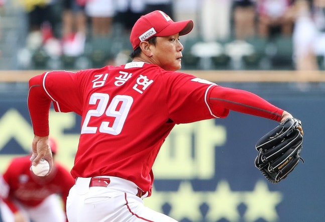 SSG 랜더스는 15일 '김광현 선수가 1군 캠프 훈련 중 좌측 어깨 통증으로 정확한 몸 상태 체크를 위해 금일(15일) 귀국 예정이다'라고 밝혔다. 이어 '검사 결과에 따라 향후 스케줄을 확정할 예정으로, 정확한 부상부위 및 재활기간은 추후 결정된다'는 내용도 덧붙였다. 구단에 따르면 이번 어깨 통증은 갑작스럽게 나온 건 아니라고 한다. SSG는 '지속적으로 관리해오던 부위'라며 '최근 통증이 지속되면서 선수와 상의 끝에 정확한 검진이 필요하다는 의견으로 귀국을 결정했다'고 했다. 캠프 남은 기간엔 오태곤이 주장을 맡아 김광현 역할을 대신한다. SSG 랜더스