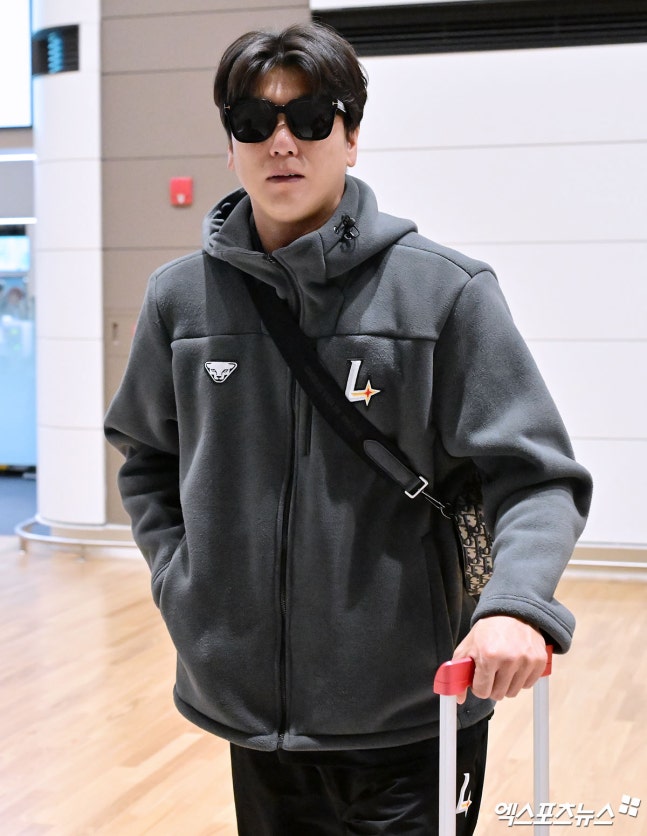 SSG 랜더스는 15일 '김광현 선수가 1군 캠프 훈련 중 좌측 어깨 통증으로 정확한 몸 상태 체크를 위해 금일(15일) 귀국 예정이다'라고 밝혔다. 이어 '검사 결과에 따라 향후 스케줄을 확정할 예정으로, 정확한 부상부위 및 재활기간은 추후 결정된다'는 내용도 덧붙였다. 구단에 따르면 이번 어깨 통증은 갑작스럽게 나온 건 아니라고 한다. SSG는 '지속적으로 관리해오던 부위'라며 '최근 통증이 지속되면서 선수와 상의 끝에 정확한 검진이 필요하다는 의견으로 귀국을 결정했다'고 했다. 캠프 남은 기간엔 오태곤이 주장을 맡아 김광현 역할을 대신한다. 엑스포츠뉴스DB