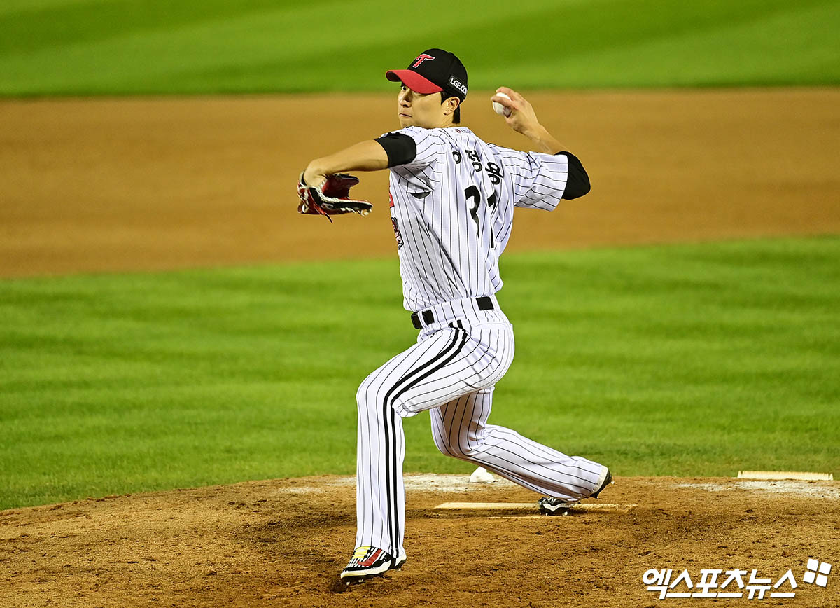 LG 트윈스 투수 이정용이 지난해 아쉬움을 돌아봄과 동시에 다음 시즌을 향한 굳은 각오를 내비쳤다. 그는 지난 시즌 중반 상무야구단에서 복귀해 39경기 6승1패 1세이브 7홀드 평균자책점 5.03을 기록했다. 이어진 한화 이글스와의 한국시리즈에서는 2경기(1⅔이닝) 1승무패 평균자책점 0으로 제 몫을 다하며 팀의 통합우승에 힘을 보탰다. 엑스포츠뉴스 DB