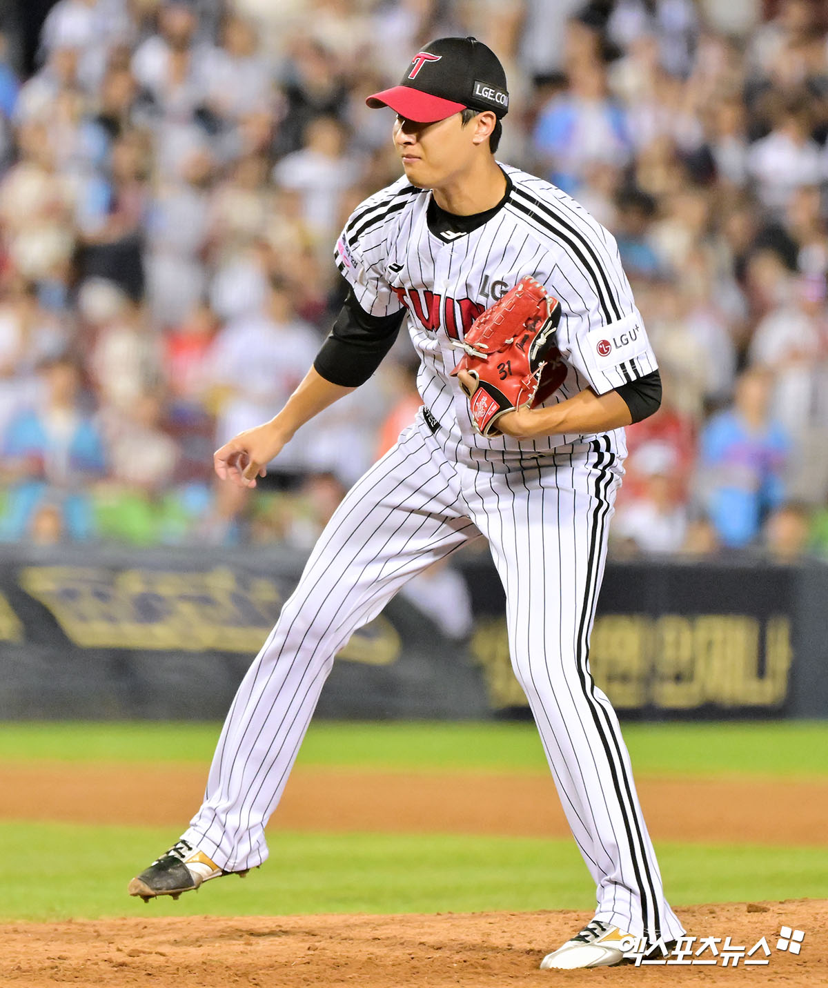 LG 트윈스 투수 이정용이 지난해 아쉬움을 돌아봄과 동시에 다음 시즌을 향한 굳은 각오를 내비쳤다. 그는 지난 시즌 중반 상무야구단에서 복귀해 39경기 6승1패 1세이브 7홀드 평균자책점 5.03을 기록했다. 이어진 한화 이글스와의 한국시리즈에서는 2경기(1⅔이닝) 1승무패 평균자책점 0으로 제 몫을 다하며 팀의 통합우승에 힘을 보탰다. 엑스포츠뉴스 DB