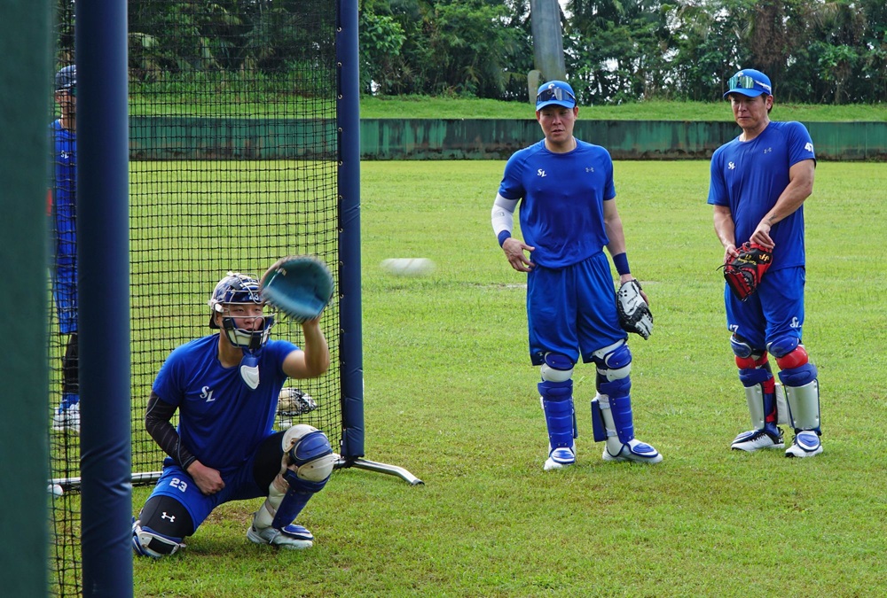 삼성 라이온즈 포수 강민호(오른쪽)와 박세혁(가운데)이 지난 1월 소속팀의 괌 1차 스프링캠프에서 이병헌의 수비 훈련을 지켜보는 모습. 사진 삼성 라이온즈