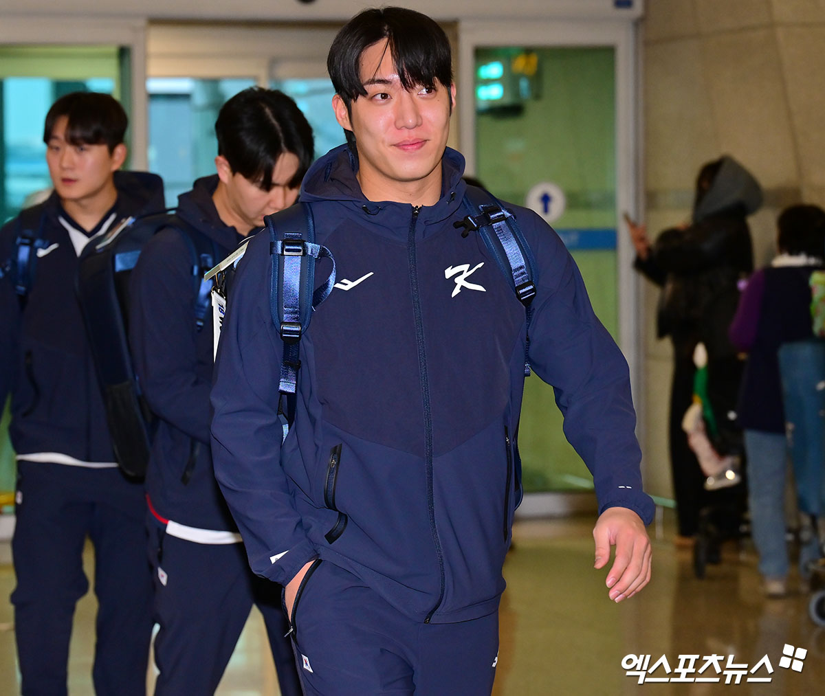 류지현 감독이 이끄는 2026 월드베이스볼클래식(WBC) 국가대표팀이 소집을 하루 앞두고 투수 원태인(삼성 라이온즈)이 부상으로 낙마하는 악재를 맞았다. KBO는 15일 '전력강화위원회는 부상으로 인해 WBC 참가가 어려워진 삼성 원태인을 대체할 선수로 LG 트윈스 유영찬을 확정하고, WBC 조직위원회에 선수 교체 승인을 요청했다'고 밝혔다. 원태인은 삼성이 지난 10일부터 일본 오키나와로 무대를 옮겨 2차 스프링캠프를 진행 중이던 상황에서 오른팔 굴곡근 통증을 호소했다. 삼성은 정확한 부상 정도 파악을 위해 원태인을 일시귀국 시킨 뒤 정밀 검진을 진행했다. 원태인의 부상 정도는 심각한 상태는 아닌 것으로 알려졌다. 다만 다음달 5일부터 열리는 2026 WBC 마운드에 서는 건 불가능해졌다. 원태인은 일단 한국에서 일본 오키나와로 재입국해 소속팀 동료들과 다시 함께할 예정이다. 엑스포츠뉴스DB