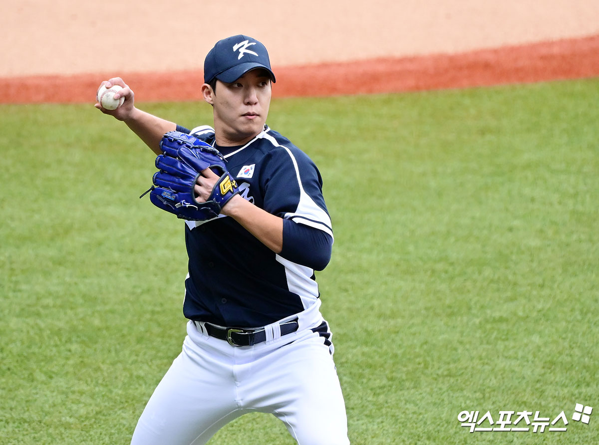 류지현 감독이 이끄는 2026 월드베이스볼클래식(WBC) 국가대표팀이 소집을 하루 앞두고 투수 원태인(삼성 라이온즈)이 부상으로 낙마하는 악재를 맞았다. KBO는 15일 '전력강화위원회는 부상으로 인해 WBC 참가가 어려워진 삼성 원태인을 대체할 선수로 LG 트윈스 유영찬을 확정하고, WBC 조직위원회에 선수 교체 승인을 요청했다'고 밝혔다. 원태인은 삼성이 지난 10일부터 일본 오키나와로 무대를 옮겨 2차 스프링캠프를 진행 중이던 상황에서 오른팔 굴곡근 통증을 호소했다. 삼성은 정확한 부상 정도 파악을 위해 원태인을 일시귀국 시킨 뒤 정밀 검진을 진행했다. 원태인의 부상 정도는 심각한 상태는 아닌 것으로 알려졌다. 다만 다음달 5일부터 열리는 2026 WBC 마운드에 서는 건 불가능해졌다. 원태인은 일단 한국에서 일본 오키나와로 재입국해 소속팀 동료들과 다시 함께할 예정이다. 엑스포츠뉴스DB