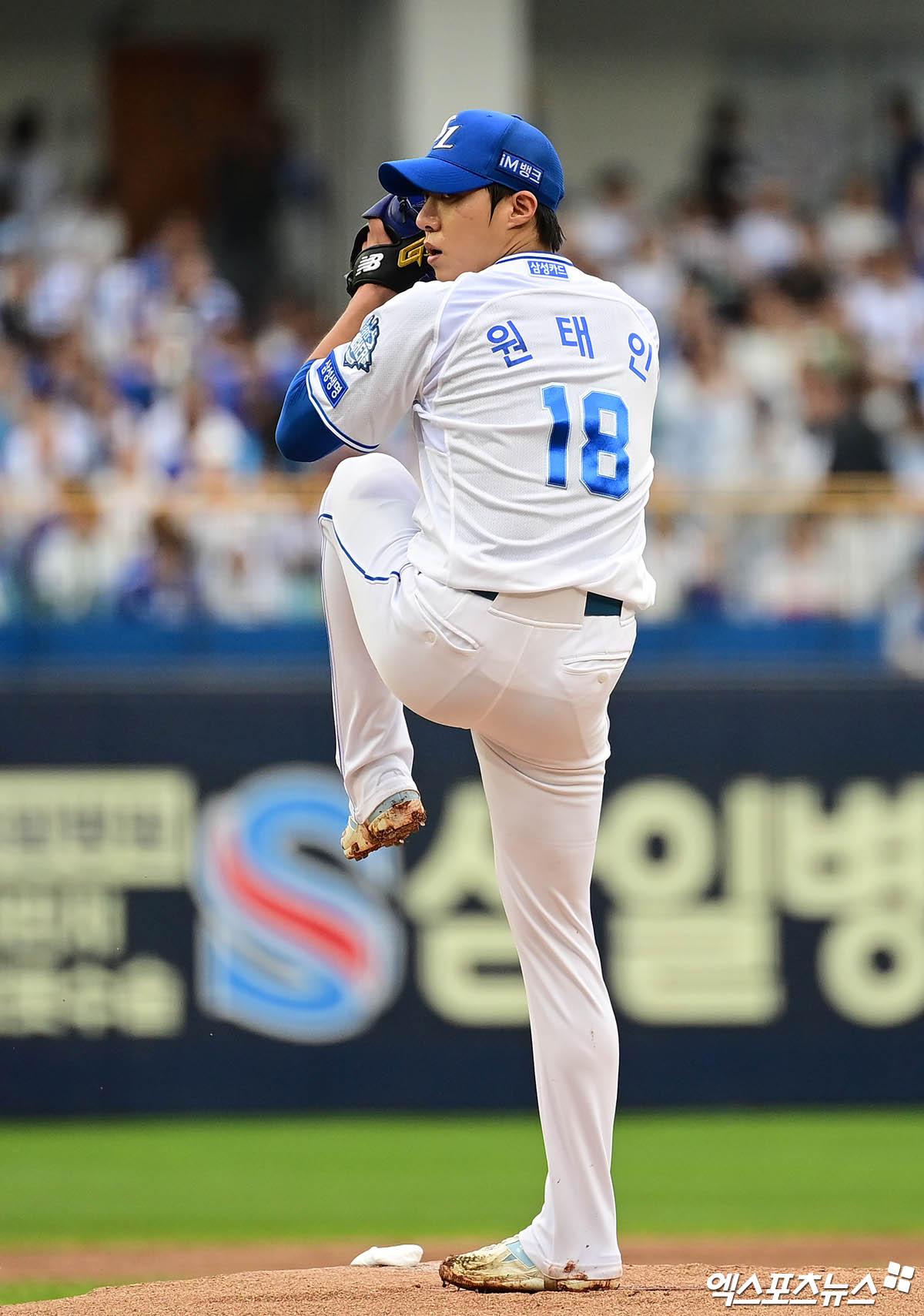 류지현 감독이 이끄는 2026 월드베이스볼클래식(WBC) 국가대표팀이 소집을 하루 앞두고 투수 원태인(삼성 라이온즈)이 부상으로 낙마하는 악재를 맞았다. KBO는 15일 '전력강화위원회는 부상으로 인해 WBC 참가가 어려워진 삼성 원태인을 대체할 선수로 LG 트윈스 유영찬을 확정하고, WBC 조직위원회에 선수 교체 승인을 요청했다'고 밝혔다. 원태인은 삼성이 지난 10일부터 일본 오키나와로 무대를 옮겨 2차 스프링캠프를 진행 중이던 상황에서 오른팔 굴곡근 통증을 호소했다. 삼성은 정확한 부상 정도 파악을 위해 원태인을 일시귀국 시킨 뒤 정밀 검진을 진행했다. 원태인의 부상 정도는 심각한 상태는 아닌 것으로 알려졌다. 다만 다음달 5일부터 열리는 2026 WBC 마운드에 서는 건 불가능해졌다. 원태인은 일단 한국에서 일본 오키나와로 재입국해 소속팀 동료들과 다시 함께할 예정이다. 엑스포츠뉴스DB