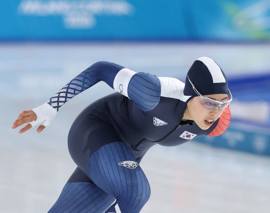 한국 빙속 여자 단거리 국가대표 김민선(의정부시청)은 9일(현지시간) 이탈리아 밀라노 스피드스케이팅 스타디움에서 열린 2026 밀라노·코르티나담페초 동계올림픽 스피드스케이팅 여자 1000m 결승에서 38초01의 기록으로 결승선을 통과해 14위를 기록했다. 함께 출전한 이나현(한국체육대)은 37초86을 기록해 10위에 올랐다. 지난 2018 평창 대회 여자 500m에서 16위를 기록하고2022 베이징 대회 500m에서 7위를 차지했던 김민선은 세 번째 올림픽 무대에서 아쉬운 결과를 남기자 공동취재구역(믹스트존)에서 취재진과 인터뷰를 하던 중 눈물을 쏟아냈다. 연합뉴스