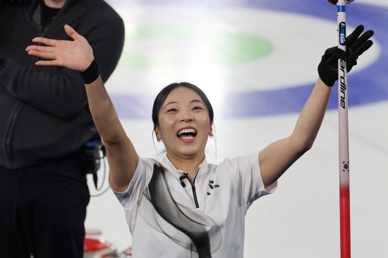 한국 여자 컬링대표팀이 16일 이탈리아 코르티나의 코르티나 컬링 스타디움에서 끝난 2026 밀라노·코르티나 동계올림픽 일본과의 라운드로빈(예선) 5차전에서 7-5로 이겼다. 한국은 스킵 김은지, 서드 김민지, 세컨드 김수지, 리드 설예은, 핍스 설예지로 구성된 경기도청 팀이 국내 선발전을 통과해 이번 올림픽에 나섰다. 세계랭킹 3위인 한국은 1차전에서 미국에 4-8로 패했으나 이탈리아와 영국을 연파하면서 기세를 올렸다. 덴마크전을 패해 다시 위기에 빠지는듯 했으나 일본을 누르면서 4강권에 재진입했다. 한국은 중국, 스위스, 스웨덴, 캐나다 등 강호들과 연속 대결을 앞두고 있다. 연합뉴스 