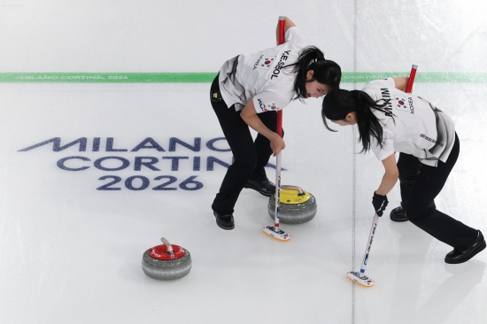 한국 여자 컬링대표팀이 16일 이탈리아 코르티나의 코르티나 컬링 스타디움에서 끝난 2026 밀라노·코르티나 동계올림픽 일본과의 라운드로빈(예선) 5차전에서 7-5로 이겼다. 한국은 스킵 김은지, 서드 김민지, 세컨드 김수지, 리드 설예은, 핍스 설예지로 구성된 경기도청 팀이 국내 선발전을 통과해 이번 올림픽에 나섰다. 세계랭킹 3위인 한국은 1차전에서 미국에 4-8로 패했으나 이탈리아와 영국을 연파하면서 기세를 올렸다. 덴마크전을 패해 다시 위기에 빠지는듯 했으나 일본을 누르면서 4강권에 재진입했다. 한국은 중국, 스위스, 스웨덴, 캐나다 등 강호들과 연속 대결을 앞두고 있다. 연합뉴스 