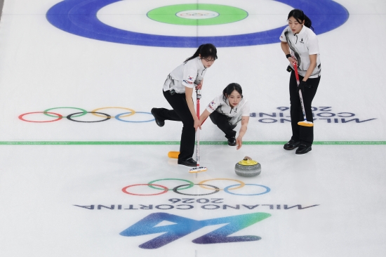 한국 여자 컬링대표팀이 16일 이탈리아 코르티나의 코르티나 컬링 스타디움에서 끝난 2026 밀라노·코르티나 동계올림픽 일본과의 라운드로빈(예선) 5차전에서 7-5로 이겼다. 한국은 스킵 김은지, 서드 김민지, 세컨드 김수지, 리드 설예은, 핍스 설예지로 구성된 경기도청 팀이 국내 선발전을 통과해 이번 올림픽에 나섰다. 세계랭킹 3위인 한국은 1차전에서 미국에 4-8로 패했으나 이탈리아와 영국을 연파하면서 기세를 올렸다. 덴마크전을 패해 다시 위기에 빠지는듯 했으나 일본을 누르면서 4강권에 재진입했다. 한국은 중국, 스위스, 스웨덴, 캐나다 등 강호들과 연속 대결을 앞두고 있다. 연합뉴스 