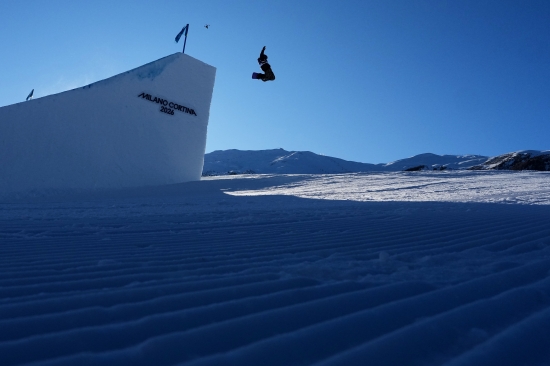 스노보드 여자 빅에어 동메달리스트 유승은(성복고)은 15일(한국시간) 이탈리아 리비뇨 스노 파크에서 열린 2026 밀라노·코르티나담페초 동계올림픽 스노보드 여자 슬로프스타일 예선에서 76.8점을 기록해 3위에 오르며 결승행 티켓을 거머쥐었다. 결승은 오는 17일 오후 9시 같은 장소에서 열린다. 지난 10일 대회 스노보드 여자 빅에어 결승에서 171.00점을 받아 3위에 올라 동메달을 차지했던 유승은은 다가오는 슬로프스타일에서 멀티 메달에 도전한다. 연합뉴스