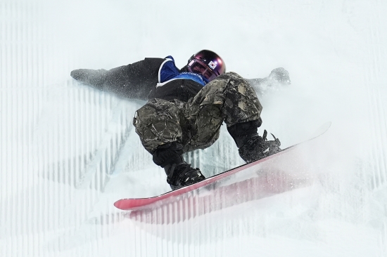 스노보드 여자 빅에어 동메달리스트 유승은(성복고)은 15일(한국시간) 이탈리아 리비뇨 스노 파크에서 열린 2026 밀라노·코르티나담페초 동계올림픽 스노보드 여자 슬로프스타일 예선에서 76.8점을 기록해 3위에 오르며 결승행 티켓을 거머쥐었다. 결승은 오는 17일 오후 9시 같은 장소에서 열린다. 지난 10일 대회 스노보드 여자 빅에어 결승에서 171.00점을 받아 3위에 올라 동메달을 차지했던 유승은은 다가오는 슬로프스타일에서 멀티 메달에 도전한다. 연합뉴스