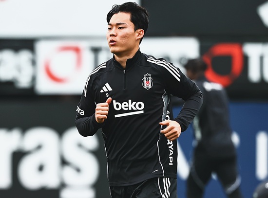 튀르키예 무대에 입성한 오현규(베식타스)가 이적 후 2경기 연속 득점포를 가동하며 팀의 새로운 해결사로 떠올랐다. 득점뿐만 아니라 감각적인 도움까지 기록하며 팀의 짜릿한 역전승을 이끌었다. 베식타스는 16일(한국시간) 튀르키예 이스탄불의 바샥셰히르 파티흐 테림 스타디움에서 열린 2025-2026시즌 튀르키예 쉬페르리그 22라운드 원정 경기에서 바샥셰히르를 3-2로 제압했다. 베식타스