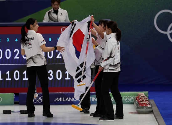 대한민국 여자 컬링 대표팀(경기도청)이 '숙적' 일본을 꺾고 4강 진출을 위한 귀중한 승리를 따냈다. 팽팽했던 흐름 속에서나온 8엔드 대량 득점이 승부를 갈랐다. 15일(한국시간) 이탈리아 코르티나담페초의 코르티나 컬링 올림픽 스타디움에서 열린 2026 밀라노·코르티나담페초 동계올림픽 예선 라운드로빈 5차전에서 일본을 7-5로 제압했다. 연합뉴스