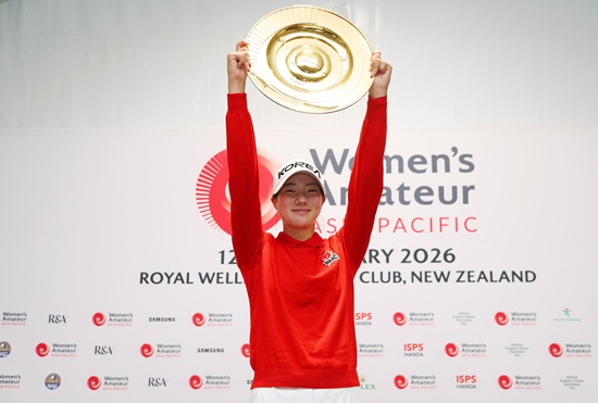 국가대표 양윤서(인천여고부설방송통신고2)가 한국 선수 최초로 아시아태평양여자아마추어골프선수권대회(WAAP) 정상에 올랐다. 양윤서는 15일(한국시간) 뉴질랜드 웰링턴의 로열 웰링턴 골프클럽(파72·6362야드)에서 열린 대회 최종 4라운드에서 이글 1개, 버디 4개, 보기 3개를 묶어 3언더파 69타를 쳤다. 최종 합계 16언더파 272타를 기록한 양윤서는 2위를 차지한 오수민(신성고2·8언더파 280타)을 무려 8타 차로 여유 있게 따돌리고 우승 트로피를 들어 올렸다. WAAP 제공