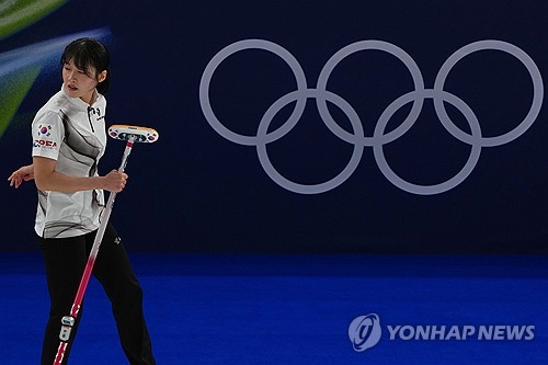 2026 밀라노·코르티나담페초 동계올림픽을 중계하고 있는 JTBC가 한국 설상 종목 첫 금메달(최가온) 생중계 불발 논란에 휩싸인 지 얼마 지나지 않아 이번에는 한일전 경기 도중 '일장기'를 내보내는 대형 방송사고를 냈다. 지난 15일(한국시간) 이탈리아 코르티나 컬링 스타디움에서 열린 여자 컬링 예선 5차전 한국과 일본의 경기 중계 도중 갑자기 화면 중앙에 붉은 원이 그려진 일본 국기 그래픽이 뜬금없이 등장했다. 이 그래픽은 약 10초가량 화면에 머물러 있었다. 연합뉴스