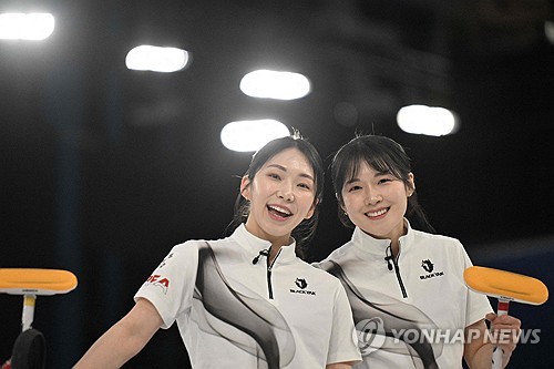 2026 밀라노·코르티나담페초 동계올림픽을 중계하고 있는 JTBC가 한국 설상 종목 첫 금메달(최가온) 생중계 불발 논란에 휩싸인 지 얼마 지나지 않아 이번에는 한일전 경기 도중 '일장기'를 내보내는 대형 방송사고를 냈다. 지난 15일(한국시간) 이탈리아 코르티나 컬링 스타디움에서 열린 여자 컬링 예선 5차전 한국과 일본의 경기 중계 도중 갑자기 화면 중앙에 붉은 원이 그려진 일본 국기 그래픽이 뜬금없이 등장했다. 이 그래픽은 약 10초가량 화면에 머물러 있었다. 연합뉴스