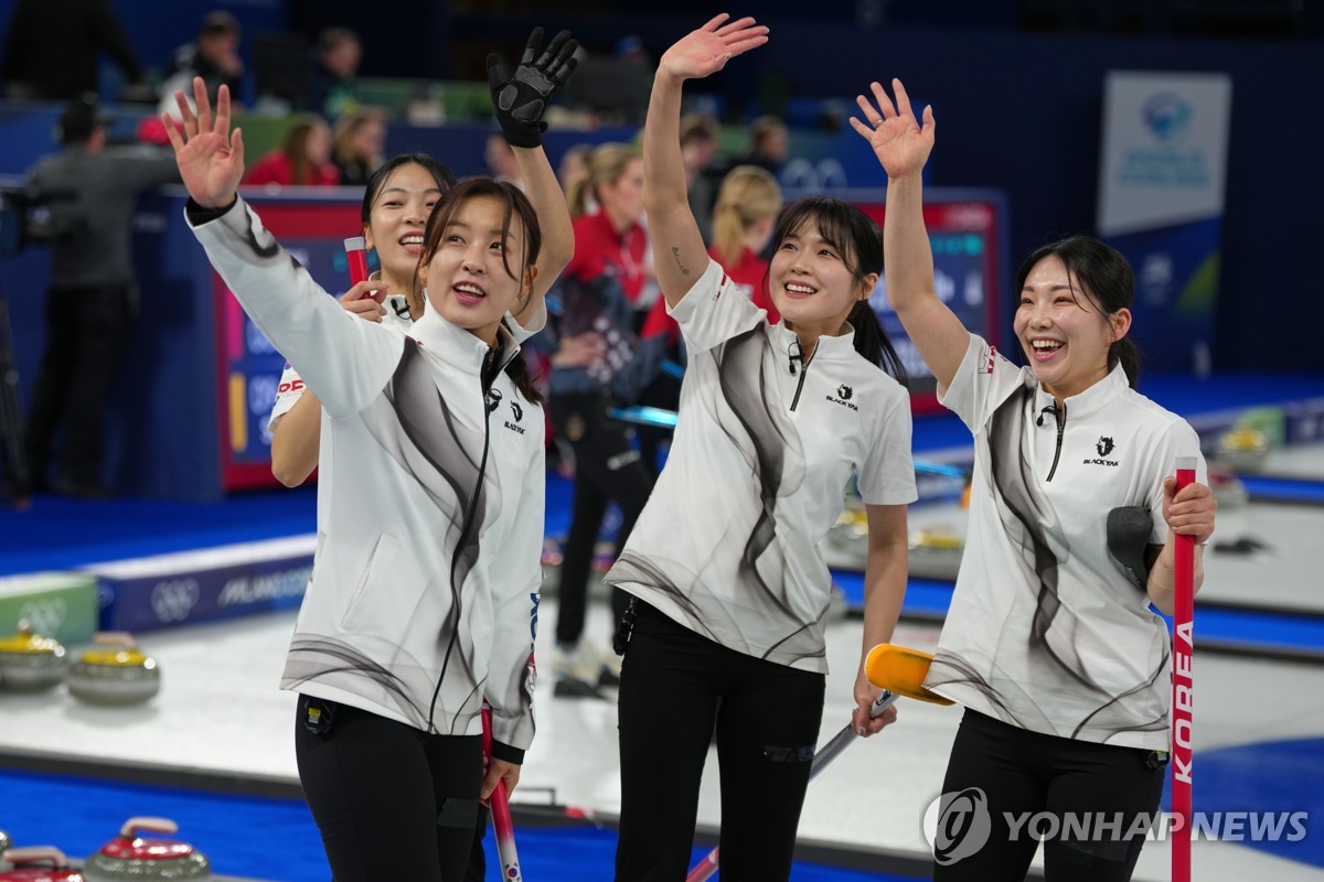 2026 밀라노·코르티나담페초 동계올림픽을 중계하고 있는 JTBC가 한국 설상 종목 첫 금메달(최가온) 생중계 불발 논란에 휩싸인 지 얼마 지나지 않아 이번에는 한일전 경기 도중 '일장기'를 내보내는 대형 방송사고를 냈다. 지난 15일(한국시간) 이탈리아 코르티나 컬링 스타디움에서 열린 여자 컬링 예선 5차전 한국과 일본의 경기 중계 도중 갑자기 화면 중앙에 붉은 원이 그려진 일본 국기 그래픽이 뜬금없이 등장했다. 이 그래픽은 약 10초가량 화면에 머물러 있었다. 연합뉴스