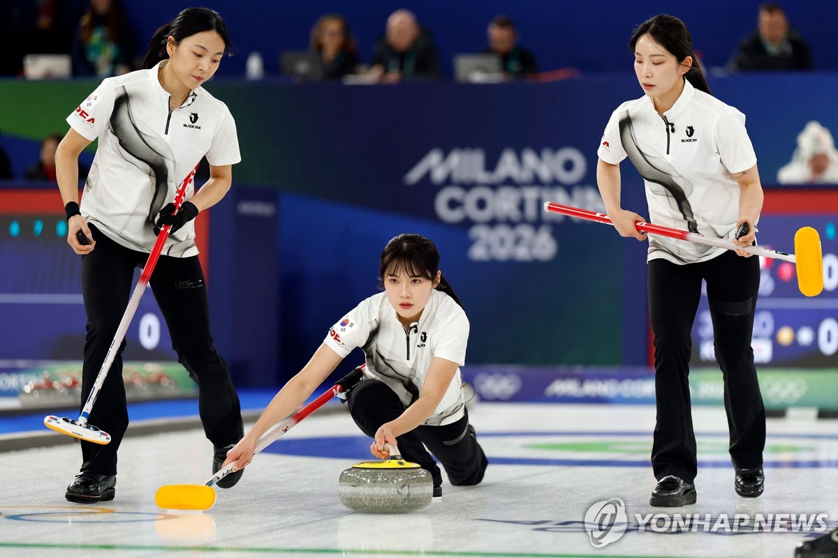2026 밀라노·코르티나담페초 동계올림픽을 중계하고 있는 JTBC가 한국 설상 종목 첫 금메달(최가온) 생중계 불발 논란에 휩싸인 지 얼마 지나지 않아 이번에는 한일전 경기 도중 '일장기'를 내보내는 대형 방송사고를 냈다. 지난 15일(한국시간) 이탈리아 코르티나 컬링 스타디움에서 열린 여자 컬링 예선 5차전 한국과 일본의 경기 중계 도중 갑자기 화면 중앙에 붉은 원이 그려진 일본 국기 그래픽이 뜬금없이 등장했다. 이 그래픽은 약 10초가량 화면에 머물러 있었다. 연합뉴스