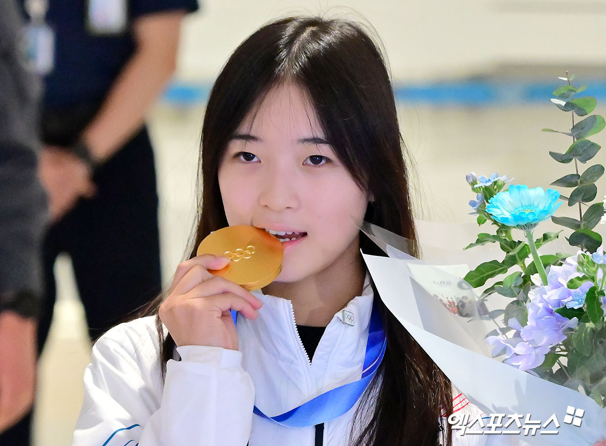 2026 밀라노·코르티나담페초 동계올림픽 스노보드 여자 하프파이프에서 금메달을 차지한 최가온(세화여고)이 이제야 자신의 우승이 실감난다고 털어놨다. 최가온이 16일 인천국제공항을 통해 귀국했다. 최가온은 자신이 차지한 대한민국 선수단의 대회 첫 금메달을 목에 걸고 금의환향했다. 대한스키협회 관계자들이 꽃다발과 꽃 목걸이를 걸어주며 환대했고 입국장에도 많은 인파가 몰려 최가온의 입국을 환영했다. 사진 인천공항, 김한준 기자