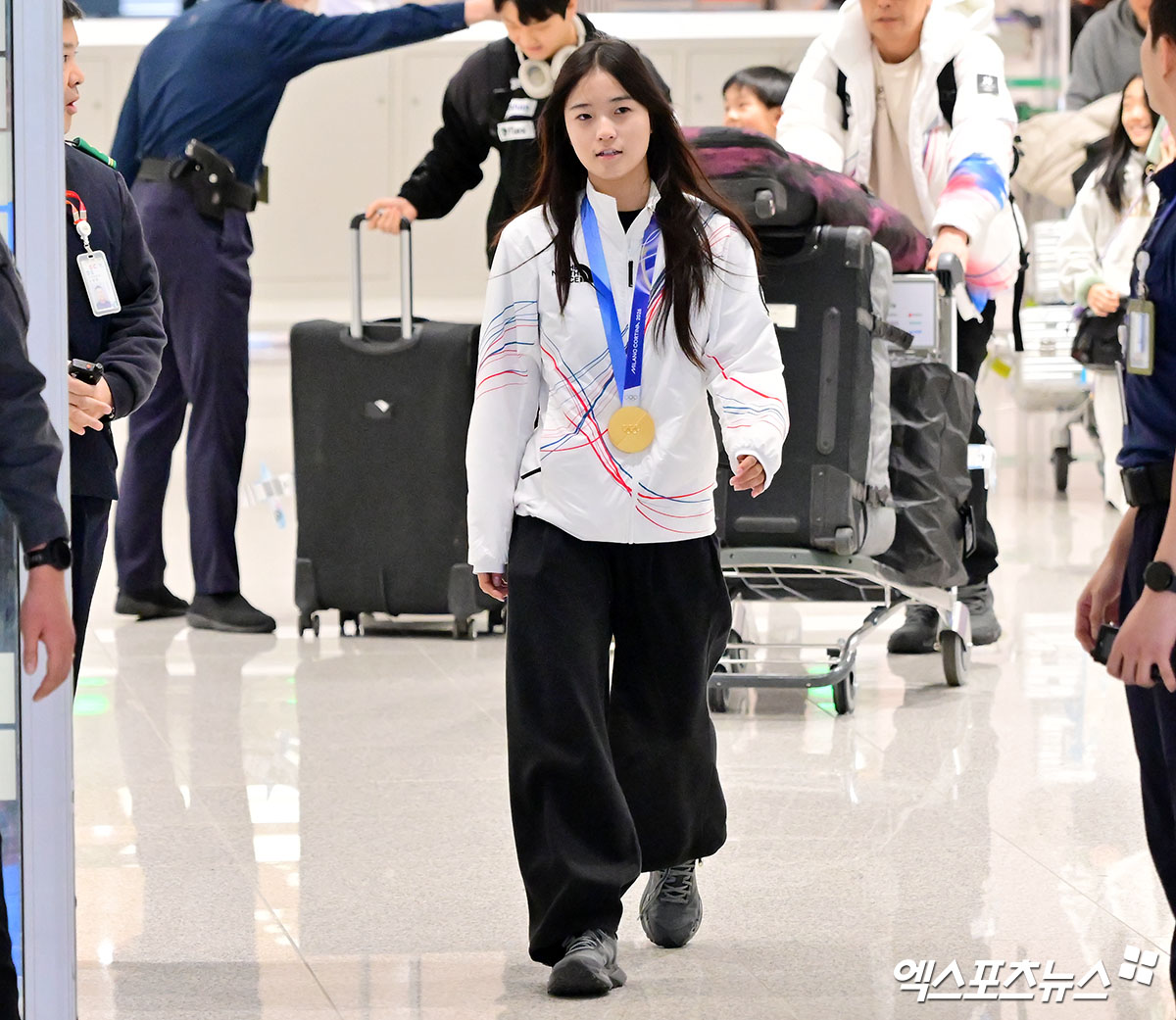 2026 밀라노·코르티나담페초 동계올림픽 스노보드 여자 하프파이프에서 금메달을 차지한 최가온(세화여고)이 이제야 자신의 우승이 실감난다고 털어놨다. 최가온이 16일 인천국제공항을 통해 귀국했다. 최가온은 자신이 차지한 대한민국 선수단의 대회 첫 금메달을 목에 걸고 금의환향했다. 대한스키협회 관계자들이 꽃다발과 꽃 목걸이를 걸어주며 환대했고 입국장에도 많은 인파가 몰려 최가온의 입국을 환영했다. 사진 인천공항, 김한준 기자