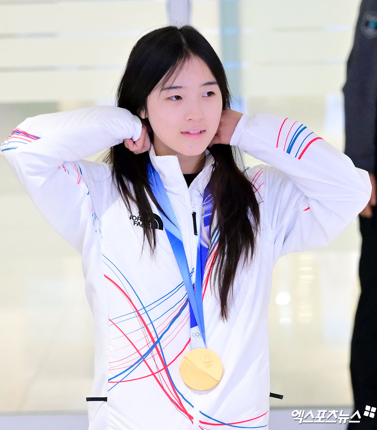 2026 밀라노·코르티나담페초 동계올림픽 스노보드 여자 하프파이프에서 금메달을 차지한 최가온(세화여고)이 이제야 자신의 우승이 실감난다고 털어놨다. 최가온이 16일 인천국제공항을 통해 귀국했다. 최가온은 자신이 차지한 대한민국 선수단의 대회 첫 금메달을 목에 걸고 금의환향했다. 대한스키협회 관계자들이 꽃다발과 꽃 목걸이를 걸어주며 환대했고 입국장에도 많은 인파가 몰려 최가온의 입국을 환영했다. 사진 인천공항, 김한준 기자