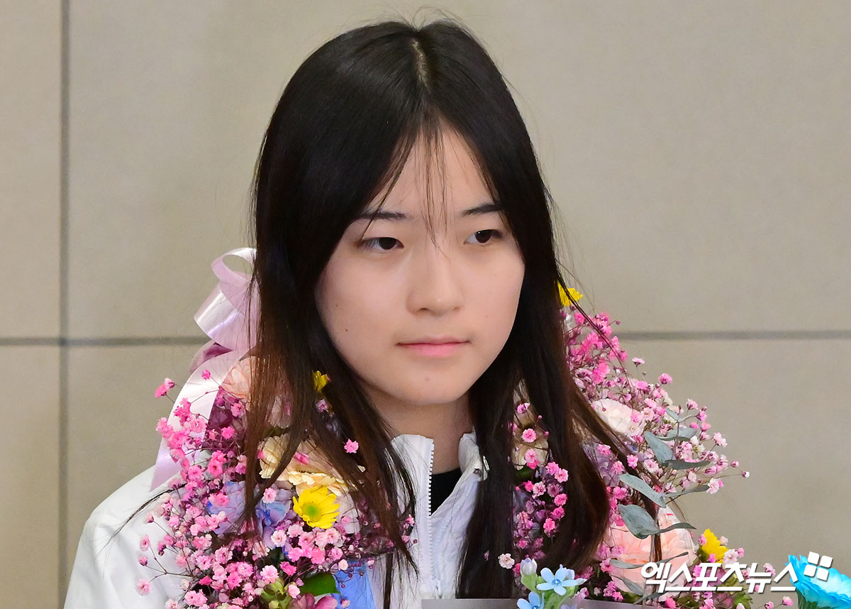 2026 밀라노·코르티나담페초 동계올림픽 스노보드 여자 하프파이프에서 금메달을 차지한 최가온(세화여고)이 이제야 자신의 우승이 실감난다고 털어놨다. 최가온이 16일 인천국제공항을 통해 귀국했다. 최가온은 자신이 차지한 대한민국 선수단의 대회 첫 금메달을 목에 걸고 금의환향했다. 대한스키협회 관계자들이 꽃다발과 꽃 목걸이를 걸어주며 환대했고 입국장에도 많은 인파가 몰려 최가온의 입국을 환영했다. 사진 인천공항, 김한준 기자