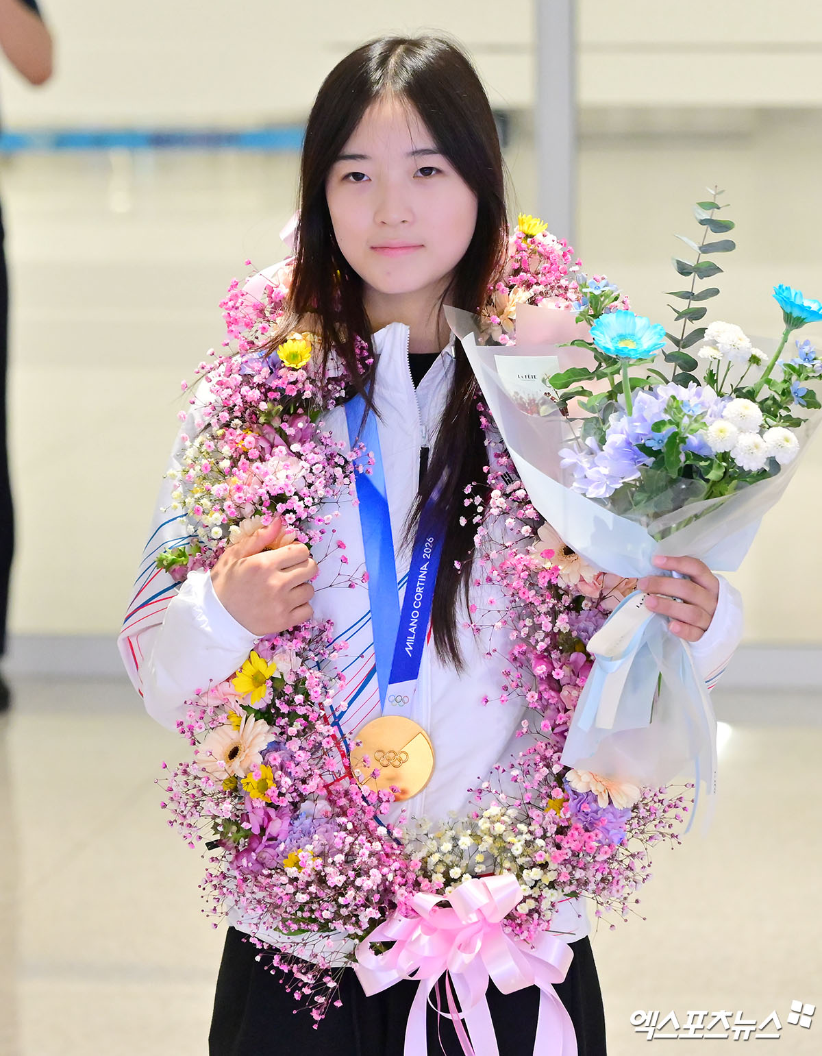 2026 밀라노·코르티나담페초 동계올림픽 스노보드 여자 하프파이프에서 금메달을 차지한 최가온(세화여고)이 이제야 자신의 우승이 실감난다고 털어놨다. 최가온이 16일 인천국제공항을 통해 귀국했다. 최가온은 자신이 차지한 대한민국 선수단의 대회 첫 금메달을 목에 걸고 금의환향했다. 대한스키협회 관계자들이 꽃다발과 꽃 목걸이를 걸어주며 환대했고 입국장에도 많은 인파가 몰려 최가온의 입국을 환영했다. 사진 인천공항, 김한준 기자