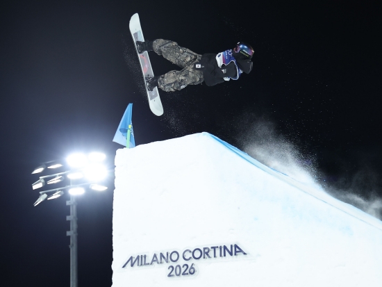 2008년생 두 여고생 최가온(세화여고)과 유승은(성복고)이 한국 동계올림픽 설상종목 새 역사를 써내려가고 있다. 최가온은 유승은과 선전을 다짐했고 함께 올림픽 새 역사의 장본인이 됐다. 최가온이 16일 인천국제공항을 통해 귀국한 뒤, 인터뷰에서 같은 여고생 스노보더 유승은에게 '메달 따기 전에 내가 꼭 다 이기고 와, 일본 선수 다 이기고 와 이렇게 말하고 그랬다'라며 응원했다고 말했다. 사진 연합뉴스