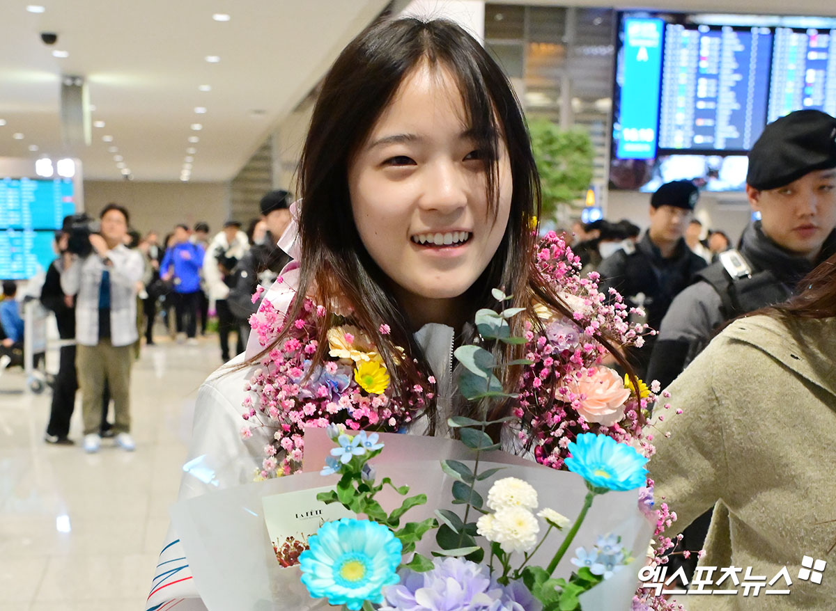 2008년생 두 여고생 최가온(세화여고)과 유승은(성복고)이 한국 동계올림픽 설상종목 새 역사를 써내려가고 있다. 최가온은 유승은과 선전을 다짐했고 함께 올림픽 새 역사의 장본인이 됐다. 최가온이 16일 인천국제공항을 통해 귀국한 뒤, 인터뷰에서 같은 여고생 스노보더 유승은에게 '메달 따기 전에 내가 꼭 다 이기고 와, 일본 선수 다 이기고 와 이렇게 말하고 그랬다'라며 응원했다고 말했다. 사진 인천공항, 김한준 기자