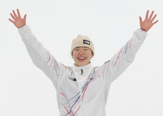 2008년생 두 여고생 최가온(세화여고)과 유승은(성복고)이 한국 동계올림픽 설상종목 새 역사를 써내려가고 있다. 최가온은 유승은과 선전을 다짐했고 함께 올림픽 새 역사의 장본인이 됐다. 최가온이 16일 인천국제공항을 통해 귀국한 뒤, 인터뷰에서 같은 여고생 스노보더 유승은에게 '메달 따기 전에 내가 꼭 다 이기고 와, 일본 선수 다 이기고 와 이렇게 말하고 그랬다'라며 응원했다고 말했다. 사진 연합뉴스