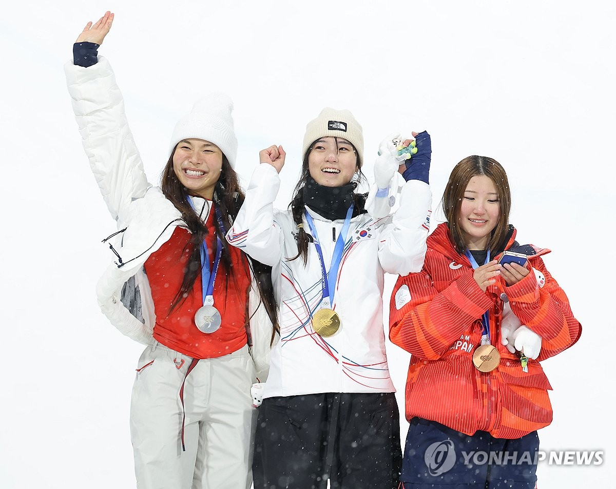 2026 밀라노·코르티나담페초 동계올림픽에서 한국 스노보드 사상 첫 금메달을 거머쥔 최가온(세화여고)의 투혼이 이번 대회 전반기 최고의 장면 중 하나로 선정됐다. 글로벌 스포츠 매체 '디 애슬레틱'은 16일(한국시간) 대회 전반기 최고의 장면 '베스트 7' 중 하나로 최가온의 금메달을 꼽았다. 사진 연합뉴스