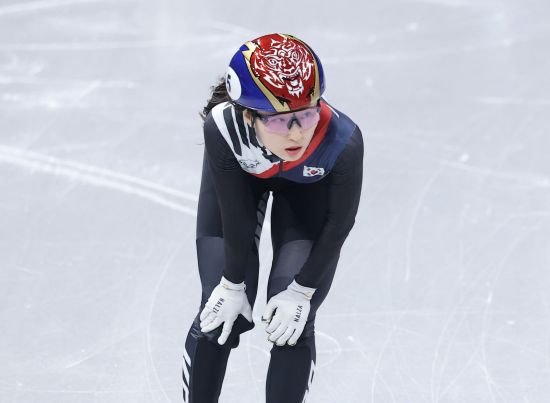 김길리는 웃었지만 최민정이 고개를 숙였다. 한국 여자 쇼트트랙의 에이스 최민정이 올림픽 쇼트트랙 여자 1000m 2회 연속 메달 획득에 실패했다. 최민정은 16일 이탈리아 밀라노 아이스스케이팅 아레나에서 열린 2026 밀라노·코르티나담페초 동계올림픽 쇼트트랙 여자 1000m 준결승 2조에서 1분28초407의 기록으로 4위에 그쳤다. 순위 결정전인 파이널B로 밀렸다. 최민정은 코트니 사로(캐나다), 아리안나 폰타나(이탈리아) 등 두 수준급 선수들의 속도전을 이겨내지 못했다. 다행히 김길리가 1조에서 어드밴스를 받고 결승에 올라 메달에 도전하게 됐다. 연합뉴스