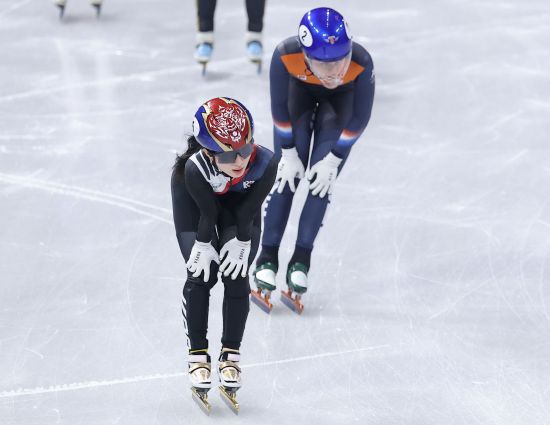 김길리는 웃었지만 최민정이 고개를 숙였다. 한국 여자 쇼트트랙의 에이스 최민정이 올림픽 쇼트트랙 여자 1000m 2회 연속 메달 획득에 실패했다. 최민정은 16일 이탈리아 밀라노 아이스스케이팅 아레나에서 열린 2026 밀라노·코르티나담페초 동계올림픽 쇼트트랙 여자 1000m 준결승 2조에서 1분28초407의 기록으로 4위에 그쳤다. 순위 결정전인 파이널B로 밀렸다. 최민정은 코트니 사로(캐나다), 아리안나 폰타나(이탈리아) 등 두 수준급 선수들의 속도전을 이겨내지 못했다. 다행히 김길리가 1조에서 어드밴스를 받고 결승에 올라 메달에 도전하게 됐다. 연합뉴스
