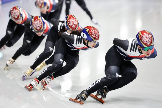 김길리는 웃었지만 최민정이 고개를 숙였다. 한국 여자 쇼트트랙의 에이스 최민정이 올림픽 쇼트트랙 여자 1000m 2회 연속 메달 획득에 실패했다. 최민정은 16일 이탈리아 밀라노 아이스스케이팅 아레나에서 열린 2026 밀라노·코르티나담페초 동계올림픽 쇼트트랙 여자 1000m 준결승 2조에서 1분28초407의 기록으로 4위에 그쳤다. 순위 결정전인 파이널B로 밀렸다. 최민정은 코트니 사로(캐나다), 아리안나 폰타나(이탈리아) 등 두 수준급 선수들의 속도전을 이겨내지 못했다. 다행히 김길리가 1조에서 어드밴스를 받고 결승에 올라 메달에 도전하게 됐다. 연합뉴스