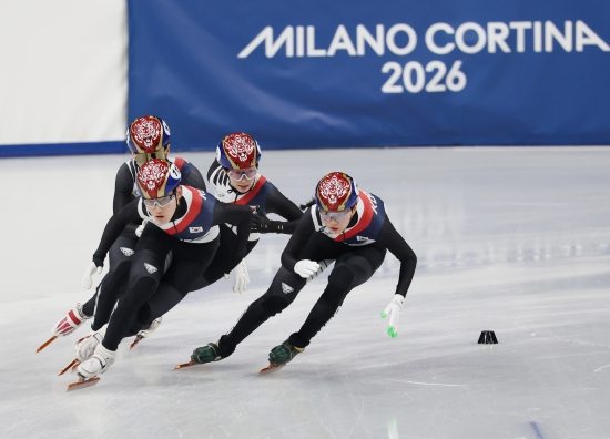 김길리는 웃었지만 최민정이 고개를 숙였다. 한국 여자 쇼트트랙의 에이스 최민정이 올림픽 쇼트트랙 여자 1000m 2회 연속 메달 획득에 실패했다. 최민정은 16일 이탈리아 밀라노 아이스스케이팅 아레나에서 열린 2026 밀라노·코르티나담페초 동계올림픽 쇼트트랙 여자 1000m 준결승 2조에서 1분28초407의 기록으로 4위에 그쳤다. 순위 결정전인 파이널B로 밀렸다. 최민정은 코트니 사로(캐나다), 아리안나 폰타나(이탈리아) 등 두 수준급 선수들의 속도전을 이겨내지 못했다. 다행히 김길리가 1조에서 어드밴스를 받고 결승에 올라 메달에 도전하게 됐다. 연합뉴스