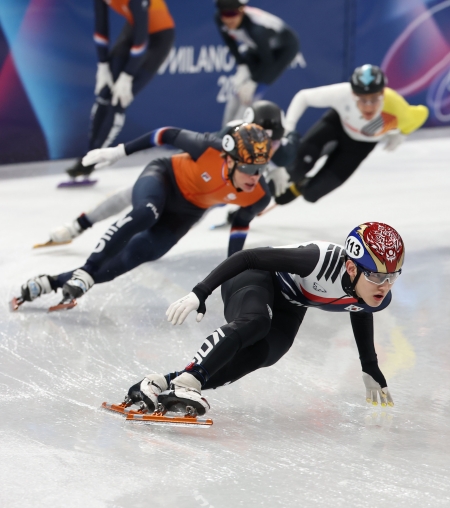 한국 남자 쇼트트랙 대표팀이 남자 5000m 계주 결승 진출에 성공하면서 2006 토리노 올림픽 이후 첫 금메달을 노린다. 황대헌(강원도청), 임종언(고양시청) 신동민(화성시청), 이정민, 이준서(이상 성남시청)로 구성된 남자 쇼트트랙 계주 대표팀은 16일(한국시간) 이탈리아 밀라노 아이스스케이팅 아레나에서 열린 2026 밀라노·코르티나담페초 동계올림픽 쇼트트랙 남자 5000m 준결승 2조에서 6분52초708로 결승선을 통과해 1위를 차지하고 결승(파이널A)에 진출했다. 한국과 같은 조에선 이번 대회 남자 1000m, 1500m 2관왕 옌스 판트바우트가 있는 네덜란드가 6분52초751로 2위를 차지하며 결승에 동반 진출했다. 벨기에와 일본은 탈락했다. 1조에선 캐나다와 이탈리아가 결승 티켓을 거머쥐었다. 중국, 프랑스는 탈락했다. 남자 5000m 계주 파이널A는 오는 21일 오전 5시18분 같은 장소에서 열린다. 연합뉴스