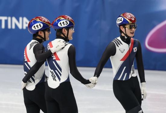 한국 남자 쇼트트랙 대표팀이 남자 5000m 계주 결승 진출에 성공하면서 2006 토리노 올림픽 이후 첫 금메달을 노린다. 황대헌(강원도청), 임종언(고양시청) 신동민(화성시청), 이정민, 이준서(이상 성남시청)로 구성된 남자 쇼트트랙 계주 대표팀은 16일(한국시간) 이탈리아 밀라노 아이스스케이팅 아레나에서 열린 2026 밀라노·코르티나담페초 동계올림픽 쇼트트랙 남자 5000m 준결승 2조에서 6분52초708로 결승선을 통과해 1위를 차지하고 결승(파이널A)에 진출했다. 한국과 같은 조에선 이번 대회 남자 1000m, 1500m 2관왕 옌스 판트바우트가 있는 네덜란드가 6분52초751로 2위를 차지하며 결승에 동반 진출했다. 벨기에와 일본은 탈락했다. 1조에선 캐나다와 이탈리아가 결승 티켓을 거머쥐었다. 중국, 프랑스는 탈락했다. 남자 5000m 계주 파이널A는 오는 21일 오전 5시18분 같은 장소에서 열린다. 연합뉴스