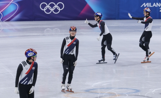 한국 남자 쇼트트랙 대표팀이 남자 5000m 계주 결승 진출에 성공하면서 2006 토리노 올림픽 이후 첫 금메달을 노린다. 황대헌(강원도청), 임종언(고양시청) 신동민(화성시청), 이정민, 이준서(이상 성남시청)로 구성된 남자 쇼트트랙 계주 대표팀은 16일(한국시간) 이탈리아 밀라노 아이스스케이팅 아레나에서 열린 2026 밀라노·코르티나담페초 동계올림픽 쇼트트랙 남자 5000m 준결승 2조에서 6분52초708로 결승선을 통과해 1위를 차지하고 결승(파이널A)에 진출했다. 한국과 같은 조에선 이번 대회 남자 1000m, 1500m 2관왕 옌스 판트바우트가 있는 네덜란드가 6분52초751로 2위를 차지하며 결승에 동반 진출했다. 벨기에와 일본은 탈락했다. 1조에선 캐나다와 이탈리아가 결승 티켓을 거머쥐었다. 중국, 프랑스는 탈락했다. 남자 5000m 계주 파이널A는 오는 21일 오전 5시18분 같은 장소에서 열린다. 연합뉴스