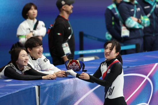 한국 여자 쇼트트랙의 '뉴에이스' 김길리가 생애 첫 동계올림픽에서 값진 동메달을 따냈다. 길리는 16일 탈리아 밀라노 아이스스케이팅 아레나에서 열린 2026 밀라노·코르티나담페초 동계올림픽 쇼트트랙 여자 1000m 결승(파이널A)에서 1분28초614로 결승선을 통과하며 3위를 차지하고 동메달 주인공이 됐다. 김길리가 입상에 성공하자 최민정, 임종언이 환하게 웃으면서 그를 격려했다. 길리는 오는 19일 여자 3000m 계주, 21일 여자 1500m에서 금메달에 도전한다. 김길리는 여자 1500m에서 우승 1순위로 거론되고 있어 멀티 메달 획득도 가능할 전망이다. 연합뉴스