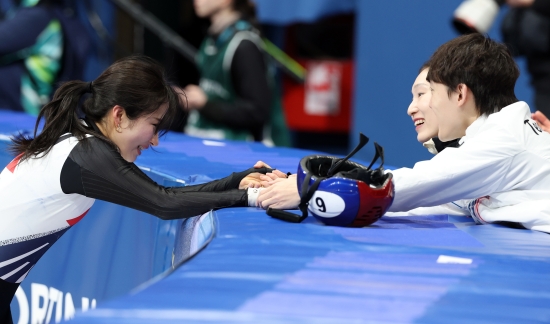 한국 여자 쇼트트랙의 '뉴에이스' 김길리가 생애 첫 동계올림픽에서 값진 동메달을 따냈다. 길리는 16일 탈리아 밀라노 아이스스케이팅 아레나에서 열린 2026 밀라노·코르티나담페초 동계올림픽 쇼트트랙 여자 1000m 결승(파이널A)에서 1분28초614로 결승선을 통과하며 3위를 차지하고 동메달 주인공이 됐다. 김길리가 입상에 성공하자 최민정, 임종언이 환하게 웃으면서 그를 격려했다. 길리는 오는 19일 여자 3000m 계주, 21일 여자 1500m에서 금메달에 도전한다. 김길리는 여자 1500m에서 우승 1순위로 거론되고 있어 멀티 메달 획득도 가능할 전망이다. 연합뉴스